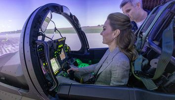 Kate Middleton a urcat pe tocuri într-un avion de luptă, iar imaginile au devenit virale. Prințesa de Wales a dezvăluit că Prințul Louis își dorește să devină pilot