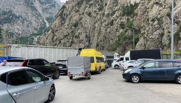 Rușii care fug de mobilizare își vând mașinile la prețuri mici. La granița cu Georgia, s-a format o adevărată piață