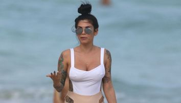 Pare o aparitie obisnuita in costum de baie pana se intoarce cu spatele. Detaliul cu care a atras atentia
