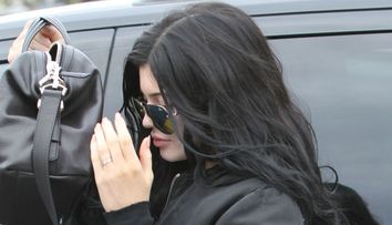 Nu i-a lasat sa-i fotografieze fata. Cum a incercat sa se protejeze Kylie Jenner de obiectivele paparazzilor