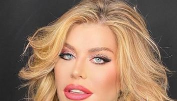 LOREDANA lansează piesa „Sex pe canapea”