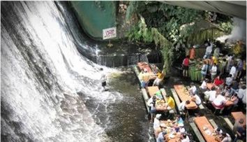 Cele mai extravagante locuri din lume unde poti sa iei cina. Te poti astepta sa te serveasca o maimuta sau sa cobori la 300 de metri sub pamant. FOTO