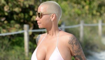 Amber Rose, aparitie senzuala la plaja. Cum arata vedeta in cea mai mica pereche de bikini cu putinta
