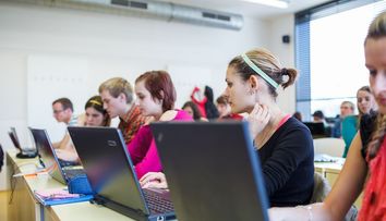 Cel mai modern liceu de stat din Romania. Elevii asculta in casti lectia si folosesc computerul in loc de caiet