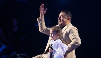Dora Debreczeni, o prezență delicioasă pe scena de la Românii au talent! La doar 8 ani, copila a reușit să stârnească hohote de râs: „Sunt bune torturile, dar mai bună e pălinca!”