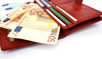 O tanara dintr-o familie saraca, ce traieste intr-o coliba, a returnat 1.000 de lei gasiti pe strada