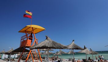 Ce a pățit un român care a vrut să stea pe prosop pe o plajă din Vama Veche? Povestea lui s-a viralizat rapid