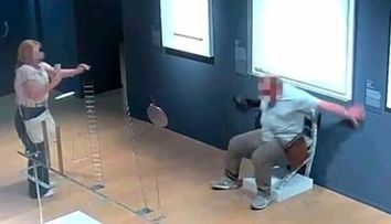 Cum a distrus un turist în câteva secunde scaunul cu cristale „Van Gogh”. Momentul, surprins de camerele de supraveghere: „Coșmarul oricărui muzeu a devenit realitate”