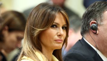Melania Trump ține pasul cu vara. Cât costă sacoul pe care l-a purtat la întâlnirea cu Președintele Finlandei