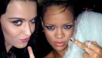 Katy Perry si Rihanna arata degetul pe Foursquare! FOTO