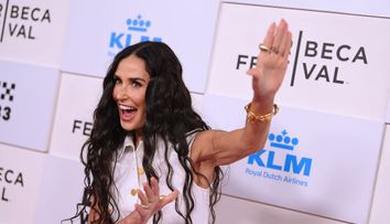 Demi Moore, o fată de aur din cap până în vârful degetelor de la picioare! Cum arată încălțările ciudate cu care a întors toate privirile și care costă o mică avere