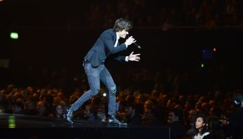 Harry Styles, noul idol al adolescentilor, intr-o ipostaza jenanta in timpul unui concert. Zeci de mii de fani au izbucnit in ras cand l-au vazut asa