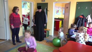 Preotul Vladimir din Razboieni a schimbat viata a sute de suflete. Centrele in care ii ajuta pe copii si pe varstnici