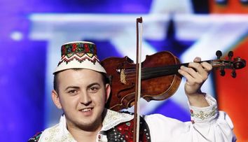 Vasile Godja, ceterasul din Maramures care innebuneste femeile cu vioara lui: <span style=