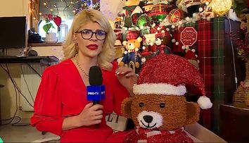 Casa Minodorei arată ca un tărâm fermecat de Crăciun! Vezi decorul spectaculos și Moșul rar, cu pielea neagră, din colecția ei