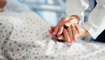 A ignorat un simptom banal, crezând că e răcită, însă a primit un diagnostic crunt! Cum a aflat o femeie că suferă de cancer
