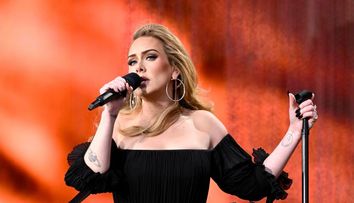 Adele, reacție neașteptată la un concert după ce fanii au aruncat cu obiecte în mai mulți artiști pe scenă: 