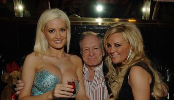 O fostă iubită a lui Hugh Hefner spune că Playboy Mansion e bântuit: “A apărut în dormitor!”