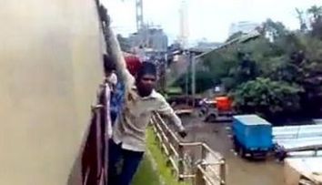 ASA ceva nu ai vazut niciodata: ce cascadorii fac niste indieni NEBUNI! VIDEO