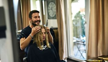 Andreea Banica si-a schimbat radical look-ul si a donat 30 cm de par