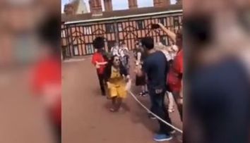 Turistă bruscată de unul dintre gardienii Reginei. Motivul pentru care bărbatul a împins-o
