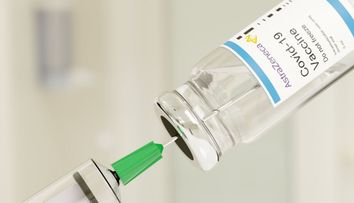 La ce trebuie să fie atenți cei vaccinați cu AstraZeneca? Un specialist explică ce sunt cheagurile de sânge