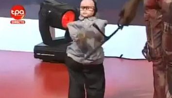 Papusa care danseza mai bine decat Mihai Petre! Vezi un SUPER VIDEO