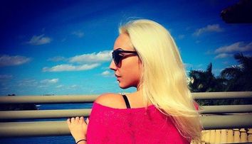 A imbracat cea mai mulata si decoltata rochie posibila. Alexandra Harra se mandreste cu formele ei in fotografii provocatoare