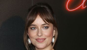 Dakota Johnson și-a postat numărul de telefon pe Instagram. Ce se întâmplă dacă o suni