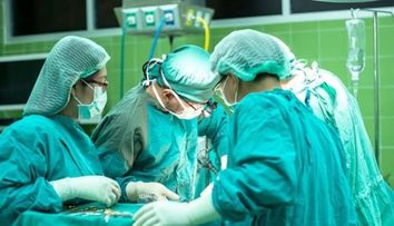 Proceduri minim invazive în chirurgia cardiovasculară. Premierele mondiale ale chirurgilor români