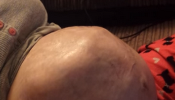 Un tata a pornit camera cand a vazut ca burta incepe sa se miste. Este de necrezut ce s-a intamplat in secunda urmatoare