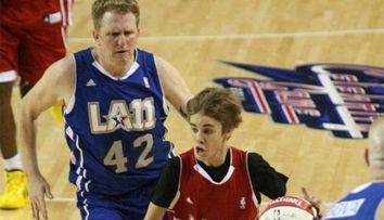 Justin Bieber, star NBA pentru cateva ore!