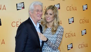 Richard Gere și soția sa cu 34 de ani mai tânără au confirmat că vor deveni părinți. Cine le-a binecuvântat copilul