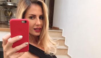 Un look de milioane fara pic de machiaj. Andreea Banica s-a fotografiat nemachiata si a publicat imaginea pe internet