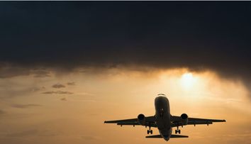 O femeie a fost dată afară dintr-un avion după ce a fumat printre pasageri