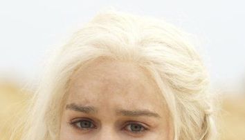 Emilia Clarke: actrita din Game of Thrones a fost aleasa femeia cu cel mai frumos chip din 2012
