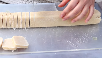Oricine poate incerca aceasta reteta. Din numai 3 ingrediente poti obtine un desert ideal pentru orice moment al zilei 