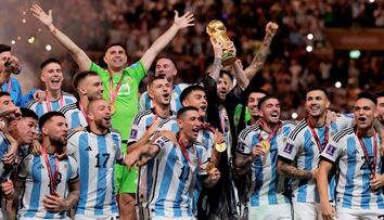 Fotbaliștii Argentinei, petrecere cu șampanie în vestiar după finala cu Franța. Lionel Messi a dansat pe masă