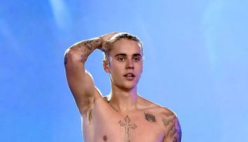 Justin Bieber a dus totul la un alt nivel. Artistul si-a facut un tatuaj imens pe piept si abdomen