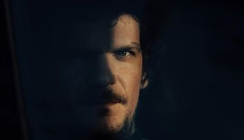 Tudor Chirilă, despre rolul din „Codul asasinului”/ The Protégé, peliculă filmată în România cu Samuel Jackson şi Michael Keaton: „A fost interesant că am filmat în casa lui Ceaușescu”