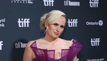 Rebel Wilson a fost supusă unei intervenții chirurgicale de urgență după un accident petrecut pe platourile de filmare ale noului ei film, „Bride Hard”. „Era o baltă de sânge”