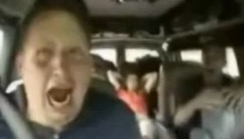 Obisnuiesti sa dormi in masina? Uite ce farsa ar putea sa-ti faca prietenii tai. VIDEO