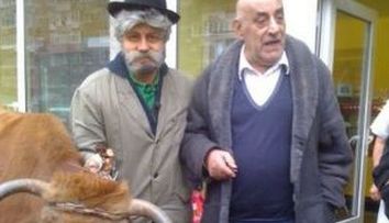Viorel Lis a dat masina pe o vaca! VIDEO