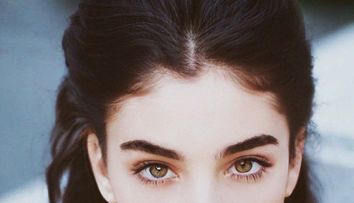Fiica Monicăi Bellucci, prima poză pe coperta unei reviste de modă. La 16 ani, Deva Cassel seamănă leit cu mama sa