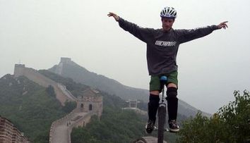 Sport extrem: A coborat de pe un vulcan de 6.000 m pe un monociclu!