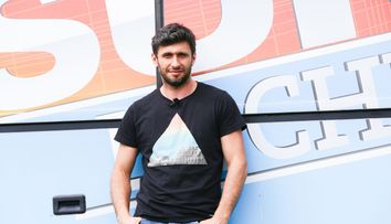 Dragos Bucur, asa cum rar o sa ai ocazia sa-l vezi. Cum s-a lasat filmat pentru noul sezon 