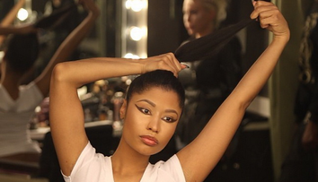 Nicki Minaj, de nerecunoscut. Vedeta a renuntat la naturalete si a optat pentru extensii si suvite roz
