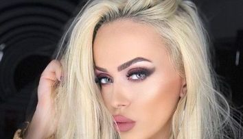 Anda Adam, sexy într-un body negru și destul de transparent. Cântăreața a aprins imaginația fanilor