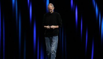 Un secret vestimentar. De ce purta Jobs aceesi bluza neagra si pantaloni de blugi