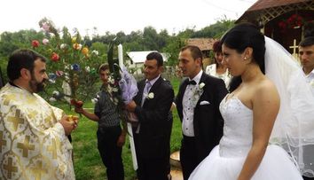 Rochia de 2.000 lei cu care Simona si-a cucerit adversarele. De ce toata lumea a ramas uimita cand a aparut mireasa